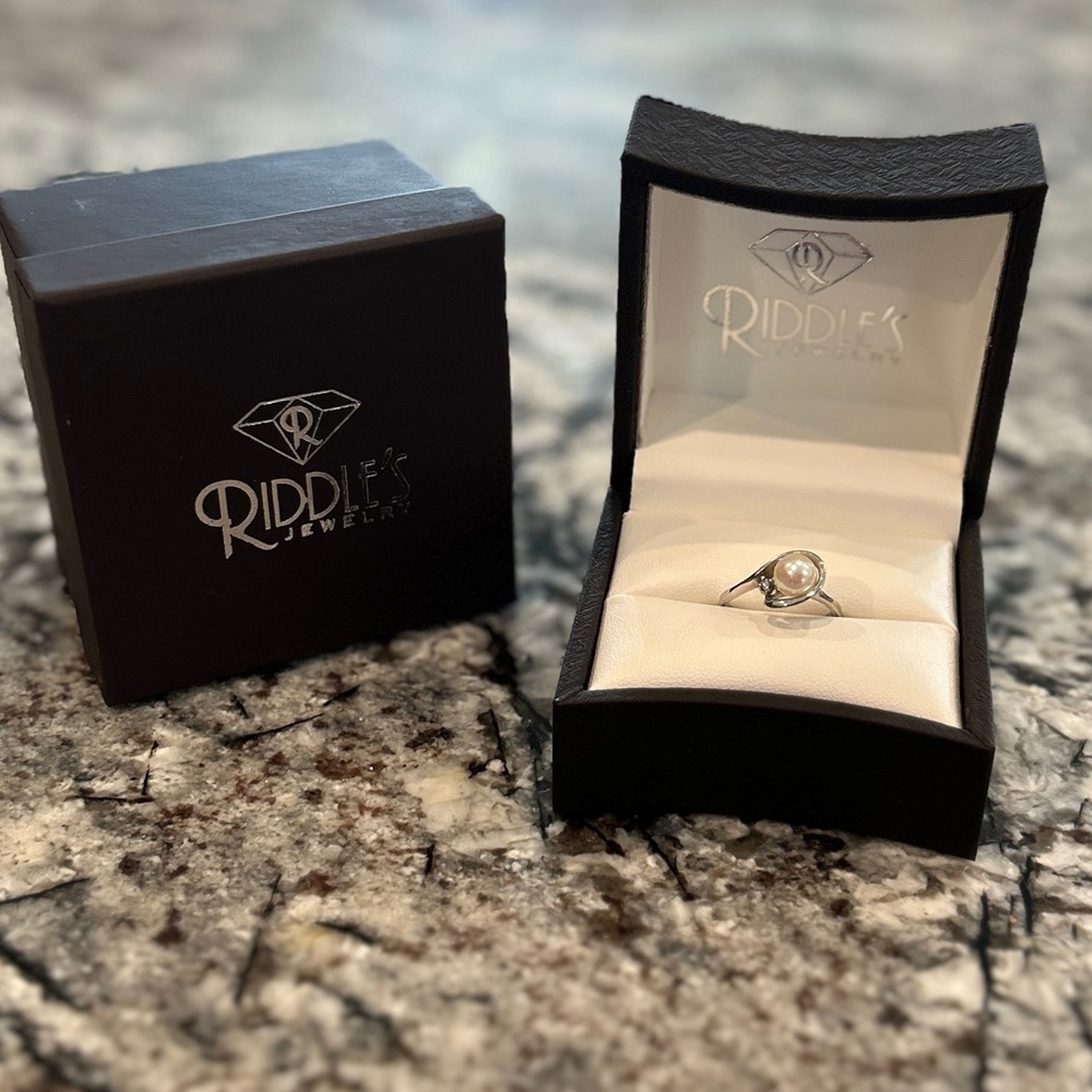 NEW Riddle’s Jewelry Pearl with Swirl and Diamond Ring